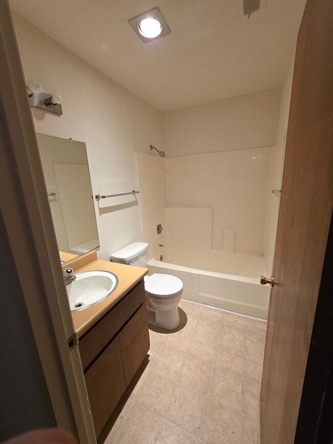 Building Photo - Charming 2-Bedroom Condominium with Scenic...