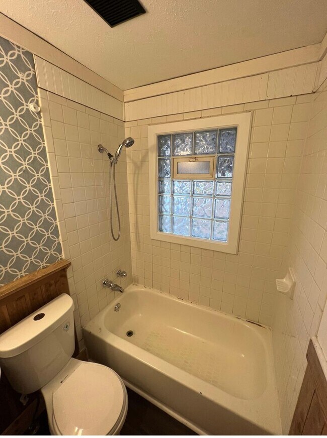 Building Photo - Beautiful 2 bedroom 1 bathroom