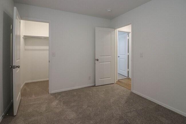 Building Photo - 3202 S 15th Pl