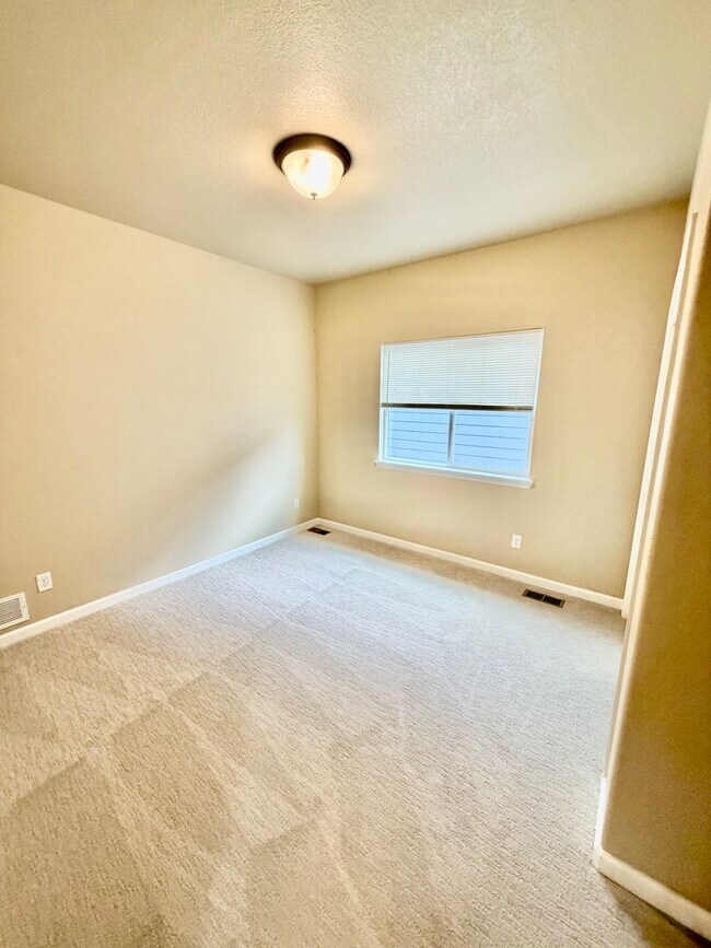 Building Photo - Renovated Milliken Home!