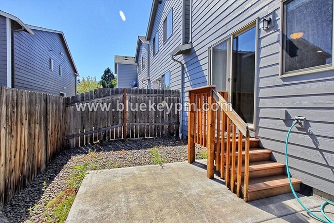 Building Photo - 3 Bed, 2.5 Bath Townhome in Walnut Grove