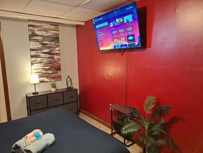 Building Photo - 37 Bancroft St