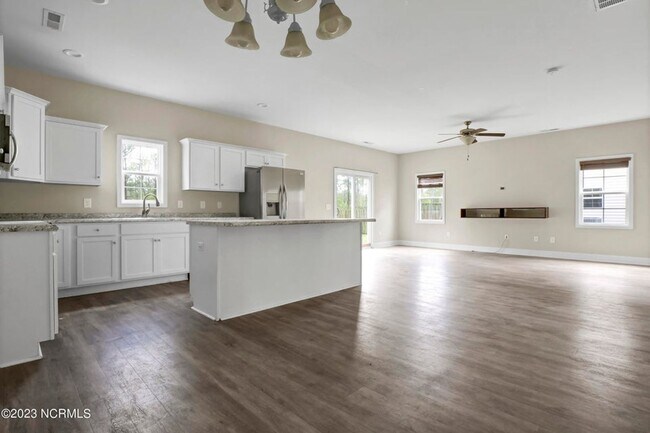 Building Photo - 519 Everett Glades