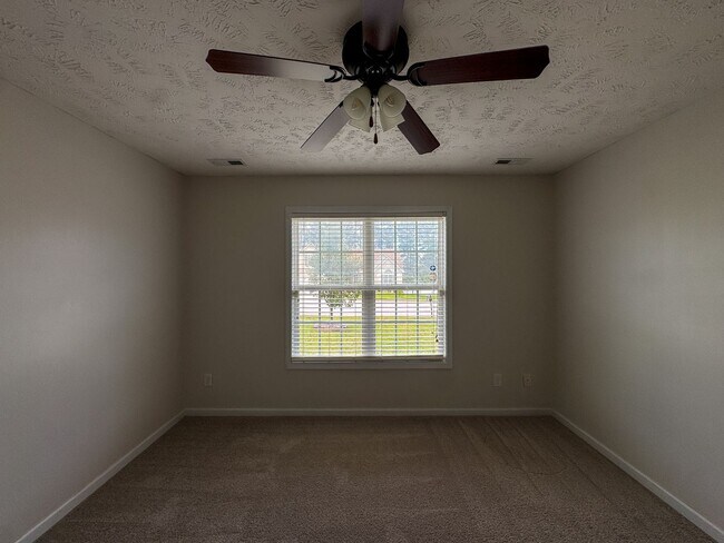 Building Photo - Lovely 3 Bed 2 Bath Fayetteville Home with Fenced Yard