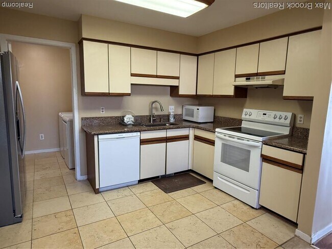 Building Photo - 6670 Maple Lakes Dr