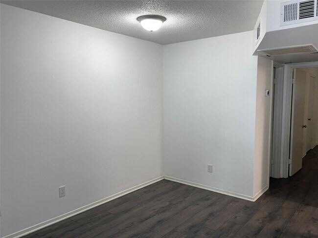 Building Photo - 1110 W Tri Oaks Ln