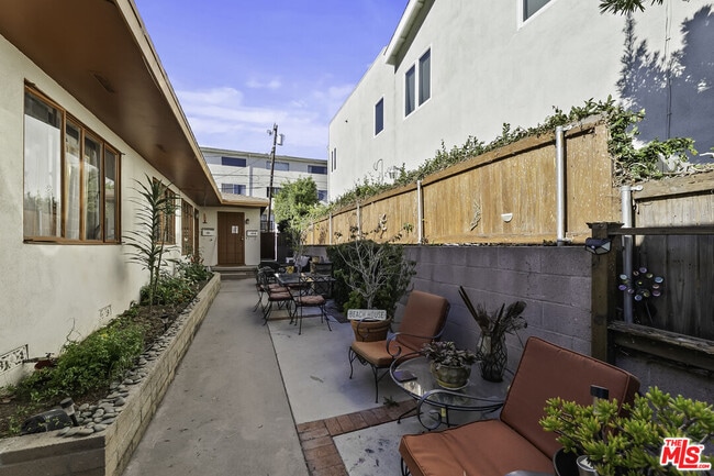 Building Photo - 1167 Nelrose Ave