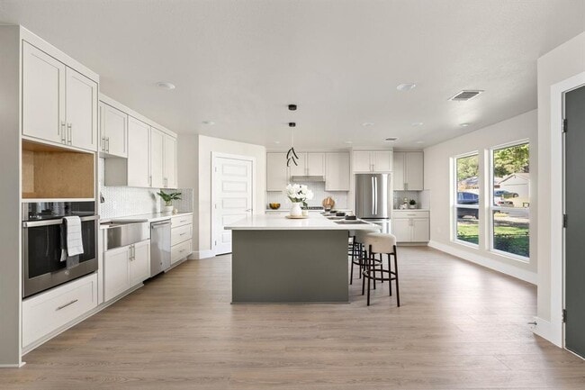 Building Photo - 10101 Woodhaven Dr