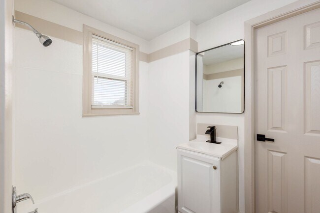 Building Photo - 3 Bedroom, 2 Bath in Birmingham