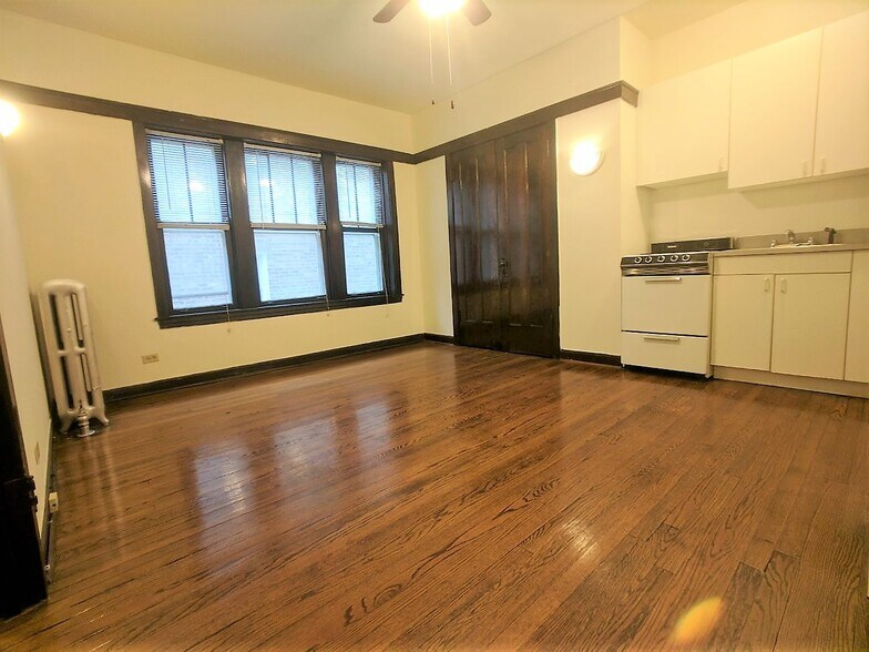 Primary Photo - 820 W Waveland Ave