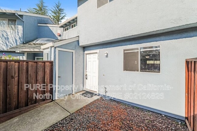 Building Photo - 629 Racquet Club Cir