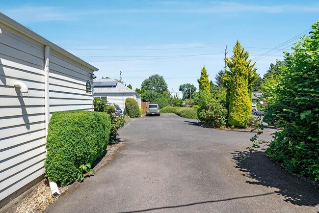 Building Photo - $300 off first month! Beautifully remodeled 1-bdrm/1-bath in 7-plex—Off-street parking, shared la...