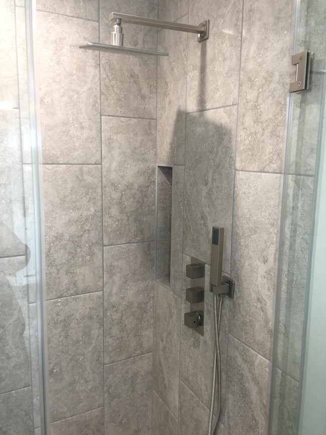 Shower - 10941 Charnock Rd