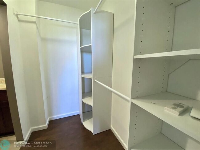 Building Photo - 1050 SE 15th St