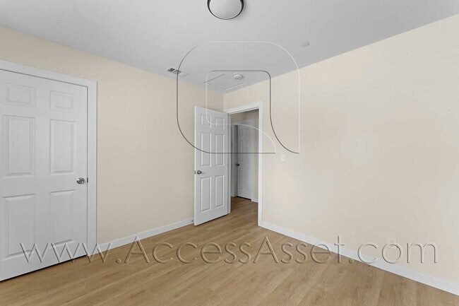 Building Photo - 108 S Lindsay St