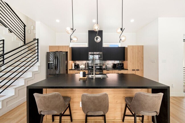 Building Photo - 3008 Delano St