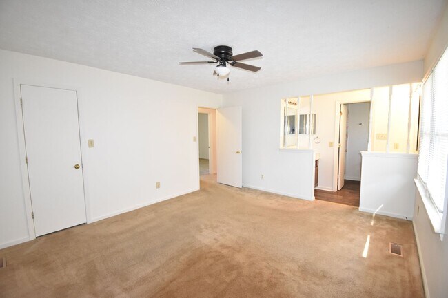 Building Photo - 3 Bedroom and 2 Bath Home (No Pets)