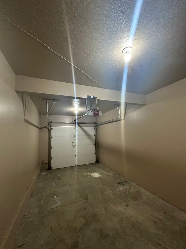 Building Photo - Modern 3 Bed, 2.5 Bath Townhouse - Excelle...