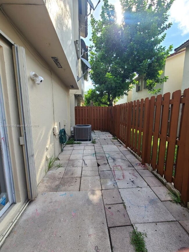 Building Photo - 305 NW 109th Ave