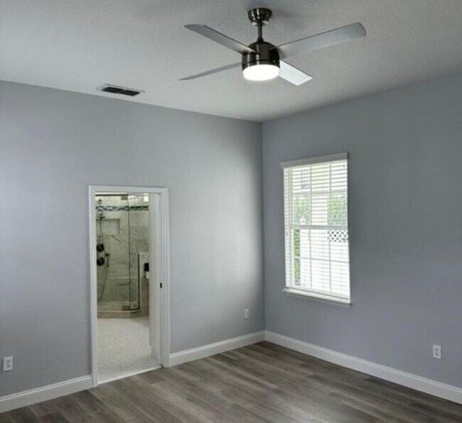 Building Photo - Completely remodeled 4 Bedroom 2 Bath sing...