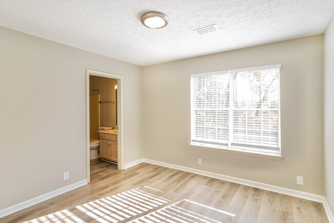 Building Photo - 114 Northlake Dr