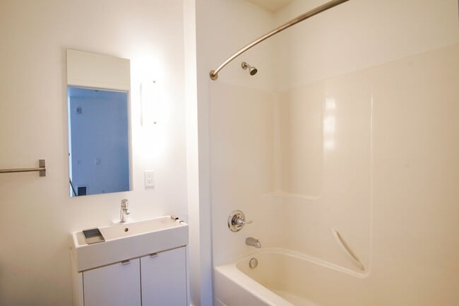 Building Photo - Buckman: Light & Bright 1 Bdr with D/W, A/...