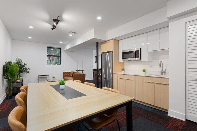 Building Photo - 1552 1/2 W Juneway Terrace