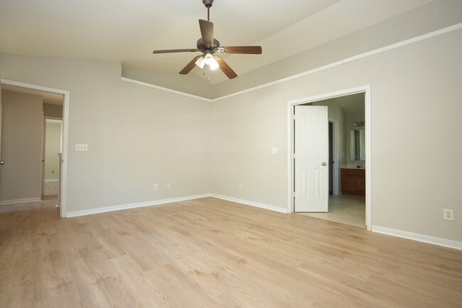 Building Photo - Updated 3 Beds 2.5 Baths Home in Farm Pond
