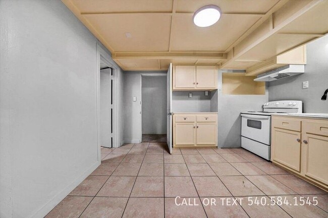 Building Photo - 5001 Hildebrand Rd NW