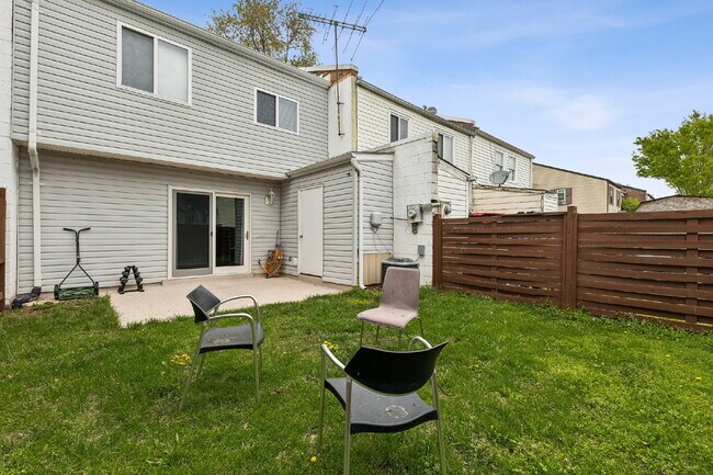 Building Photo - Beautifully remodeled two-level townhouse located in the desirable Irongate Community,