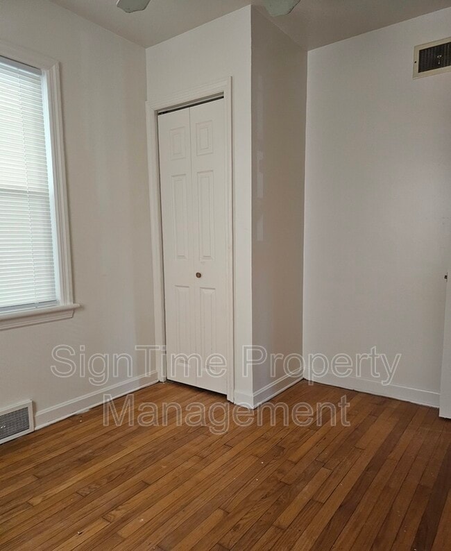 Building Photo - 10907 Lincoln Ave