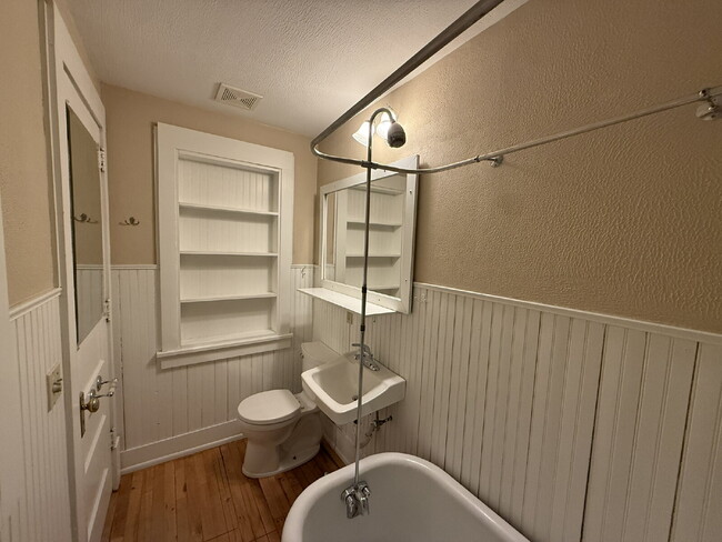 Building Photo - Spacious 1Bed, 1Bath in Lake of the Isles Neighborhood!