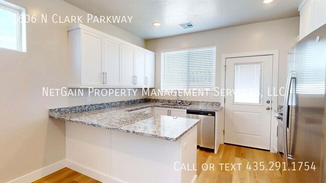 Building Photo - 2606 N Clark Pkwy