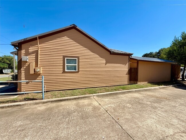 Building Photo - 305 W Tom Green St