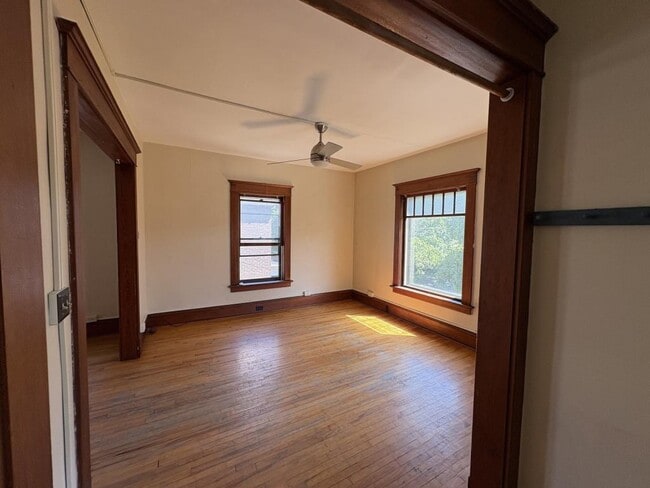 Building Photo - 48 Monroe St