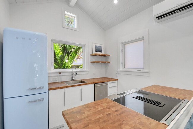 Building Photo - 220 S L St