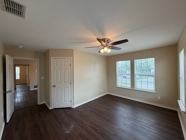 Building Photo - Move in Ready!