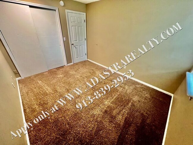 Building Photo - MOVE IN SPECIAL!! Beautiful Lenexa Duplex-...