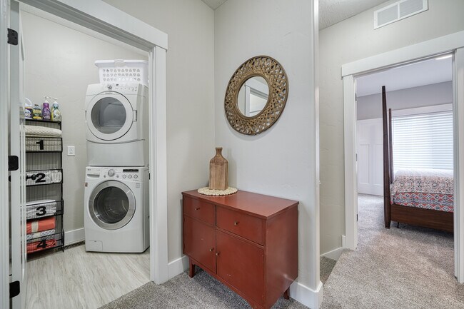 Building Photo - 706 S Saturn Ave