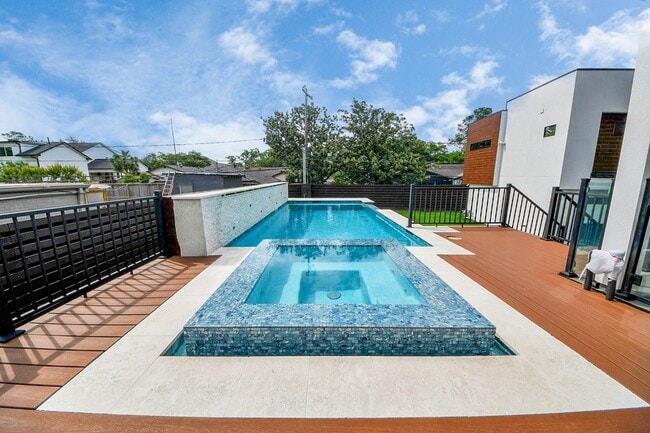 Building Photo - 5327 S Braeswood Blvd