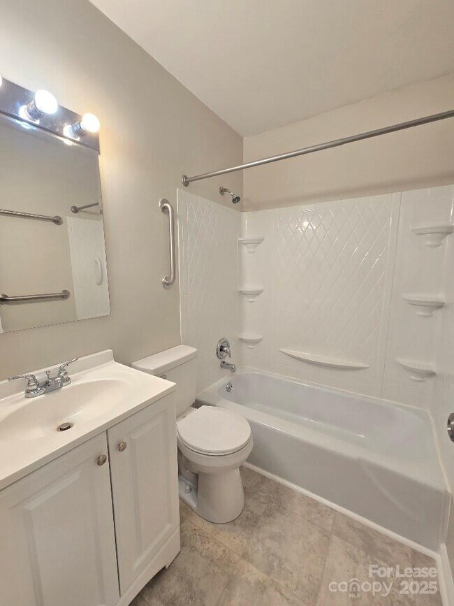 Building Photo - 910 Holly Dr