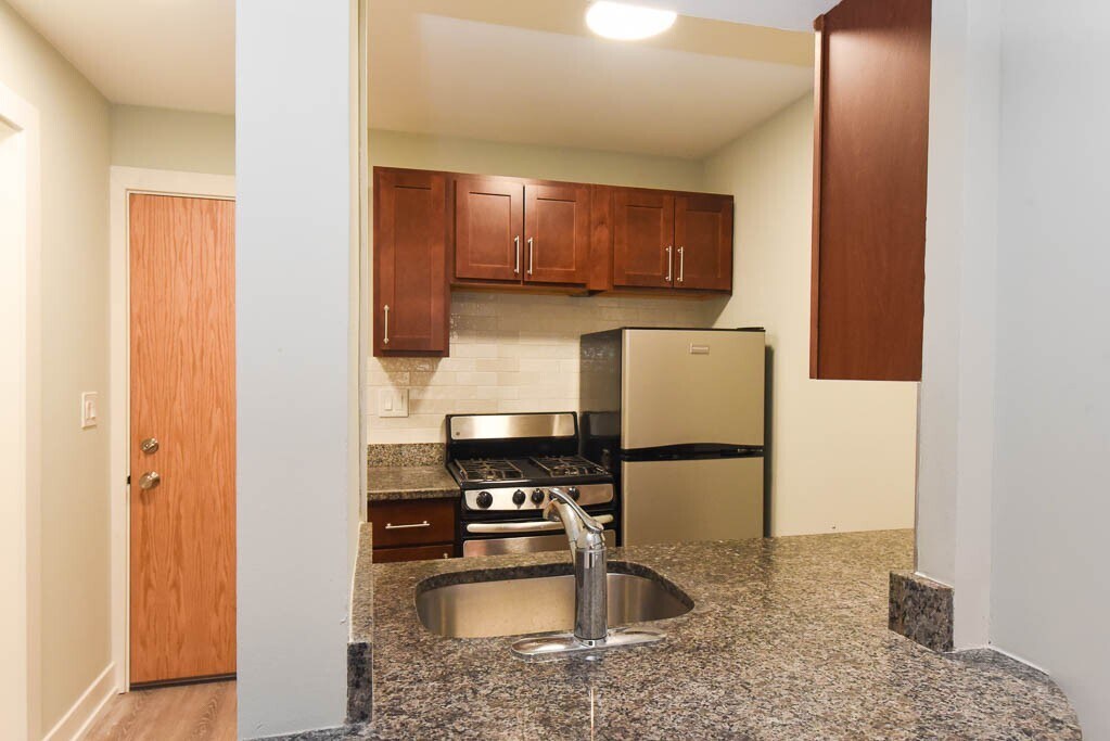 Building Photo - 448 W Barry Ave