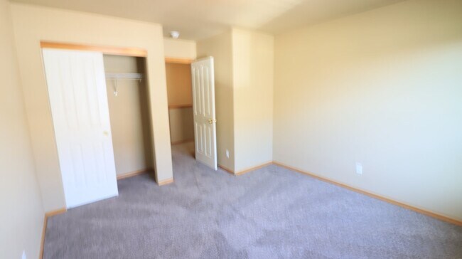 Building Photo - 3/2.5 Townhome in Redmond