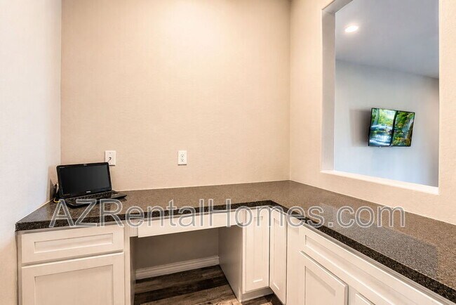 Building Photo - 9742 Thatcher Ave