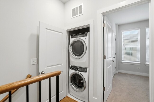 Building Photo - Modern Townhome in the Heart of Plaza Midw...