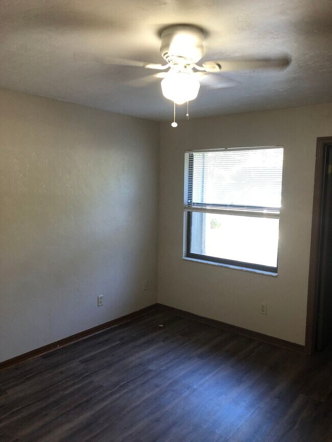 Building Photo - Woodside Villas