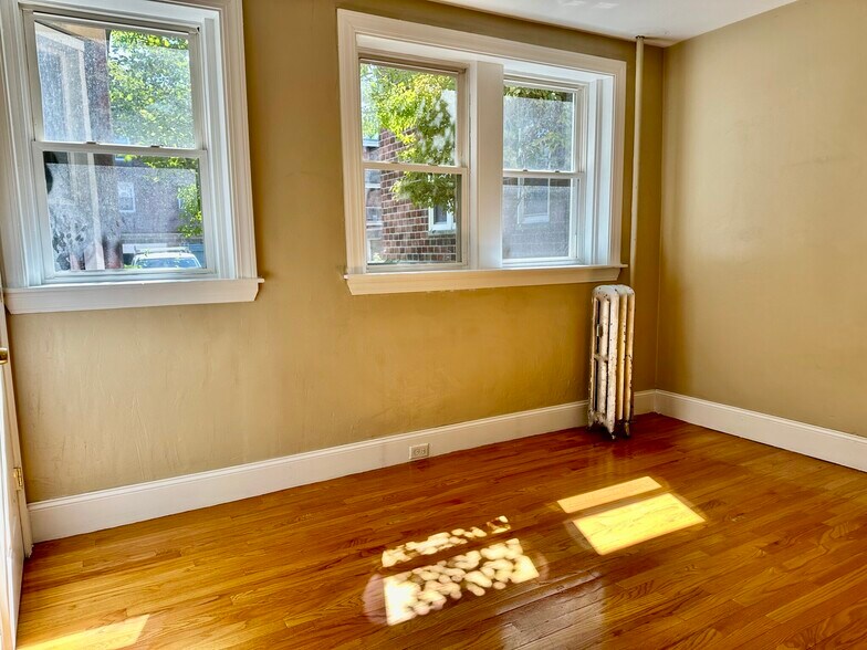 Building Photo - 72 Egmont St