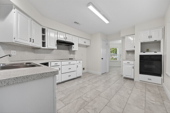 Building Photo - 10706 Lazy Meadows Dr