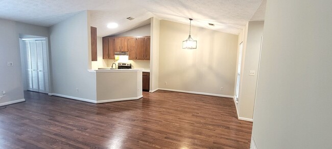 Building Photo - Adorable 2-bedroom, 2-bathroom Townhome wi...