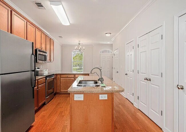 Building Photo - Market Common townhouse with garage!!
